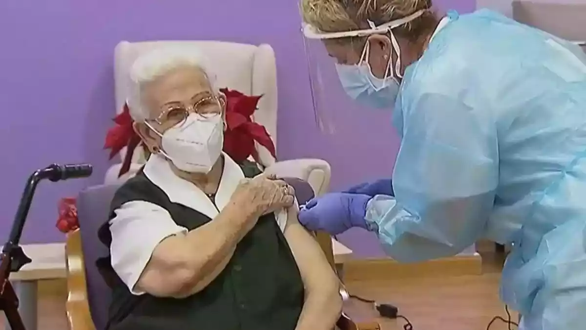 Imatge d'Araceli, de 96 anys, la primera persona a Espanya en rebre la vacuna contra la Covid-19