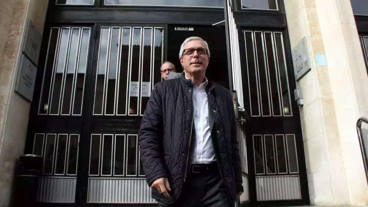 L'alcalde de Tarragona, Josep Fèlix Ballesteros, baixant les escales dels jutjats després de declarar com a investigat pel cas Inipro, el 26 de gener del 2016.