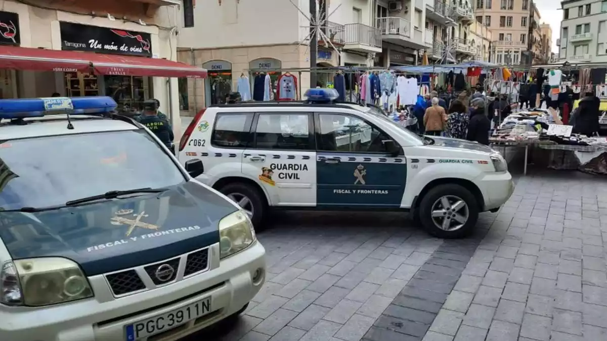 Imatge de dos vehicles de la Guàrdia Civil al mercat ambulant de Tarragona