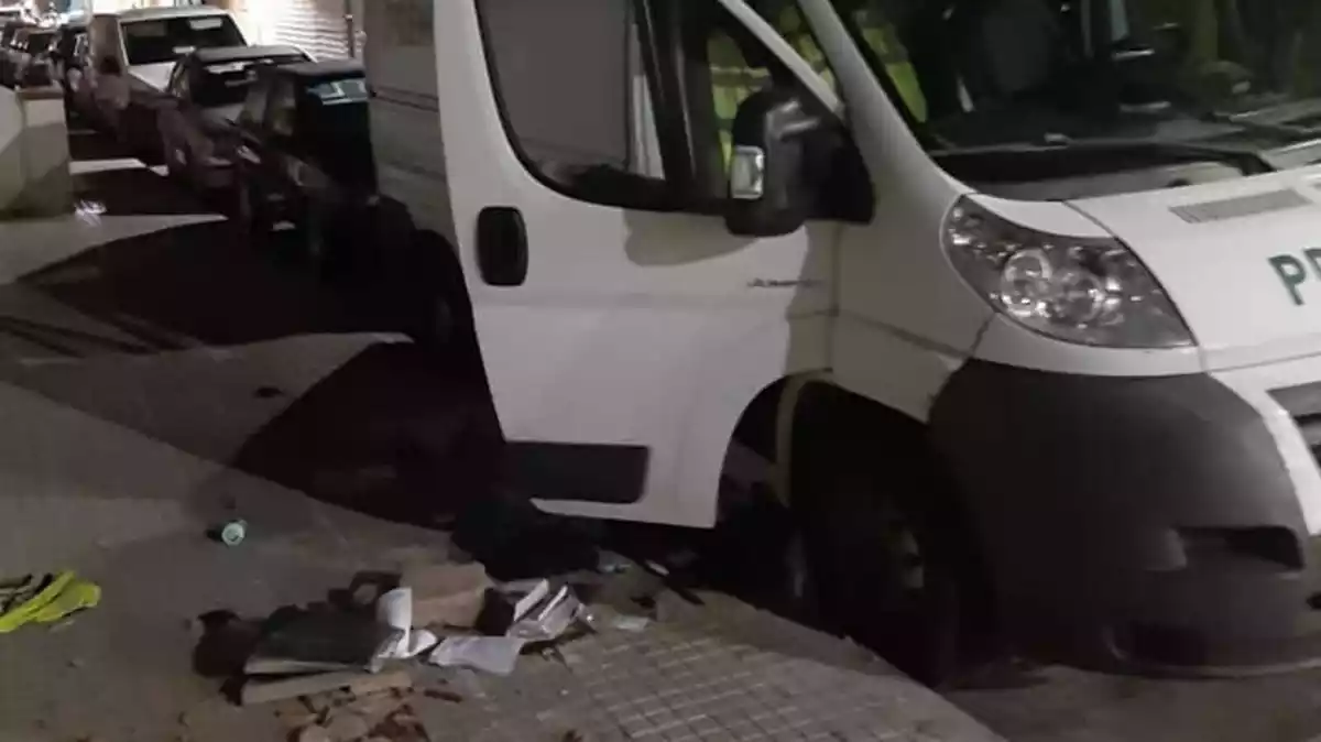 Imatge de la furgoneta assaltada al carrer Francolí de Torreforta