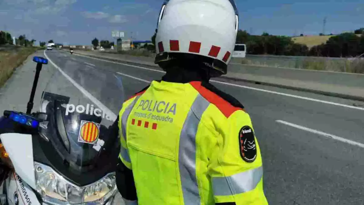 Imatge d'un agent dels Mossos d'Esquadra amb la seva motocicleta en un control de trànsit