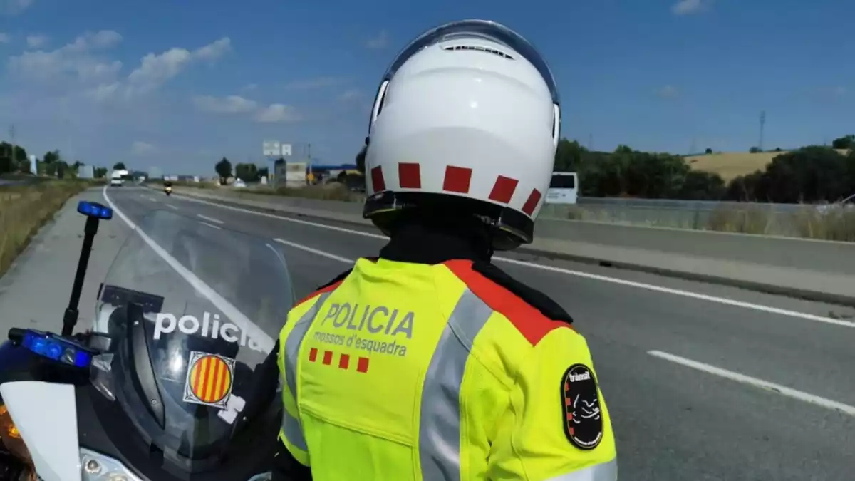 Imatge d'un agent dels Mossos d'Esquadra amb la seva motocicleta en un control de trànsit