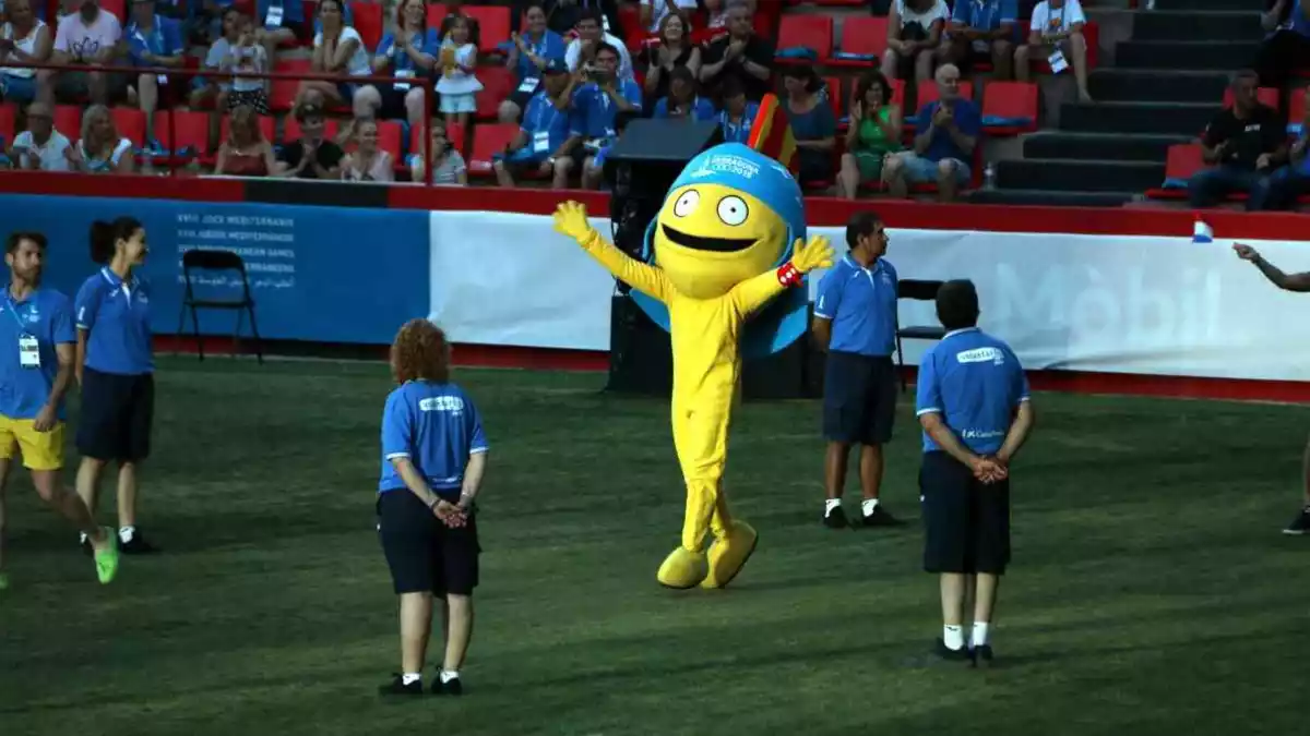 Pla obert de la mascota dels Jocs Mediterranis, Tarracus, en la cloenda de l'esdeveniment a Tarragona, saludant.