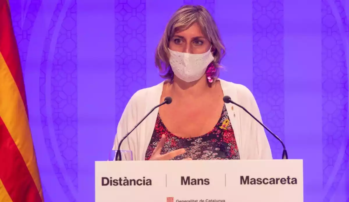 La consellera Alba Vergés en roda de premsa amb mascareta i senyera al darrere