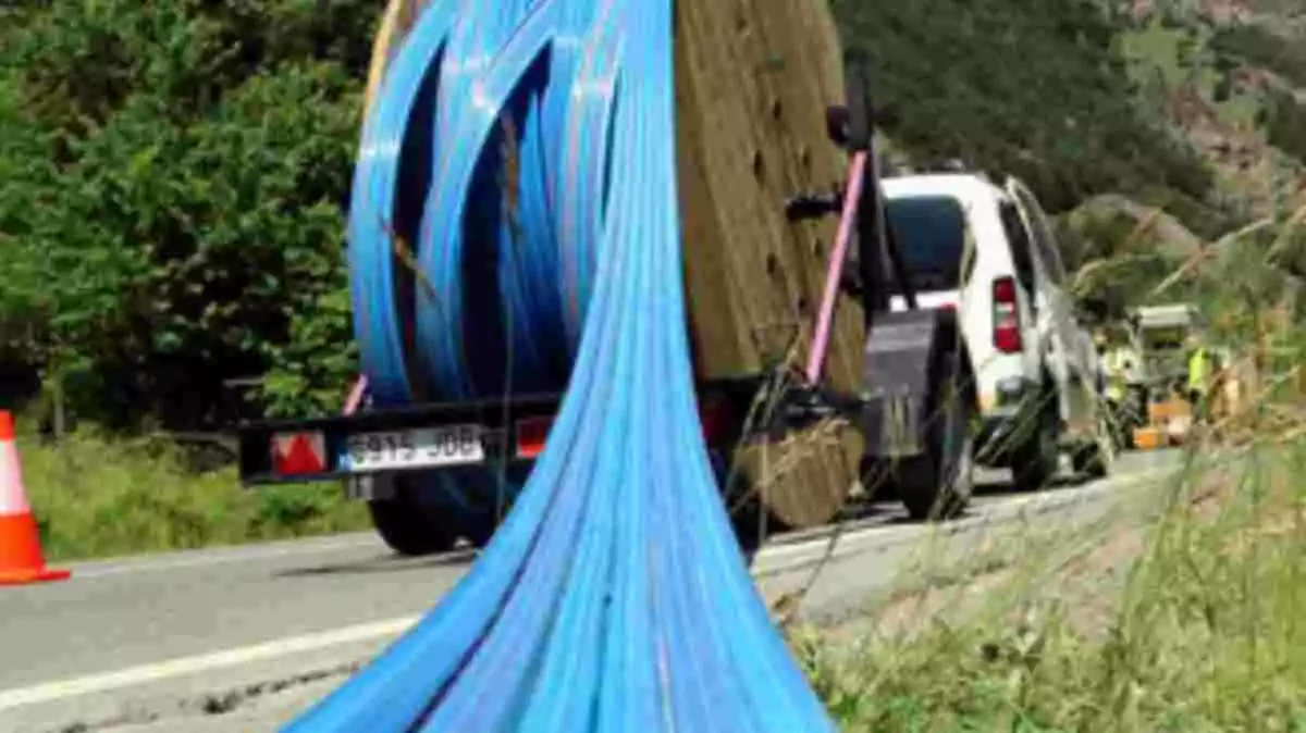 Primer pla del cablejat de fibra òptica que estan col·locant al Pallars Sobirà, a Llavorsí a la C-13