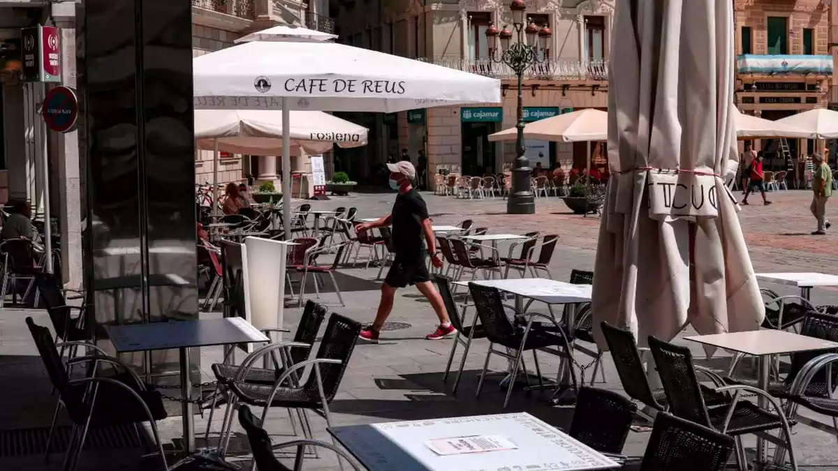 Diverses terrasses de Reus mig buides, tant pel tancament d'algun establiment com per la reducció de clientela