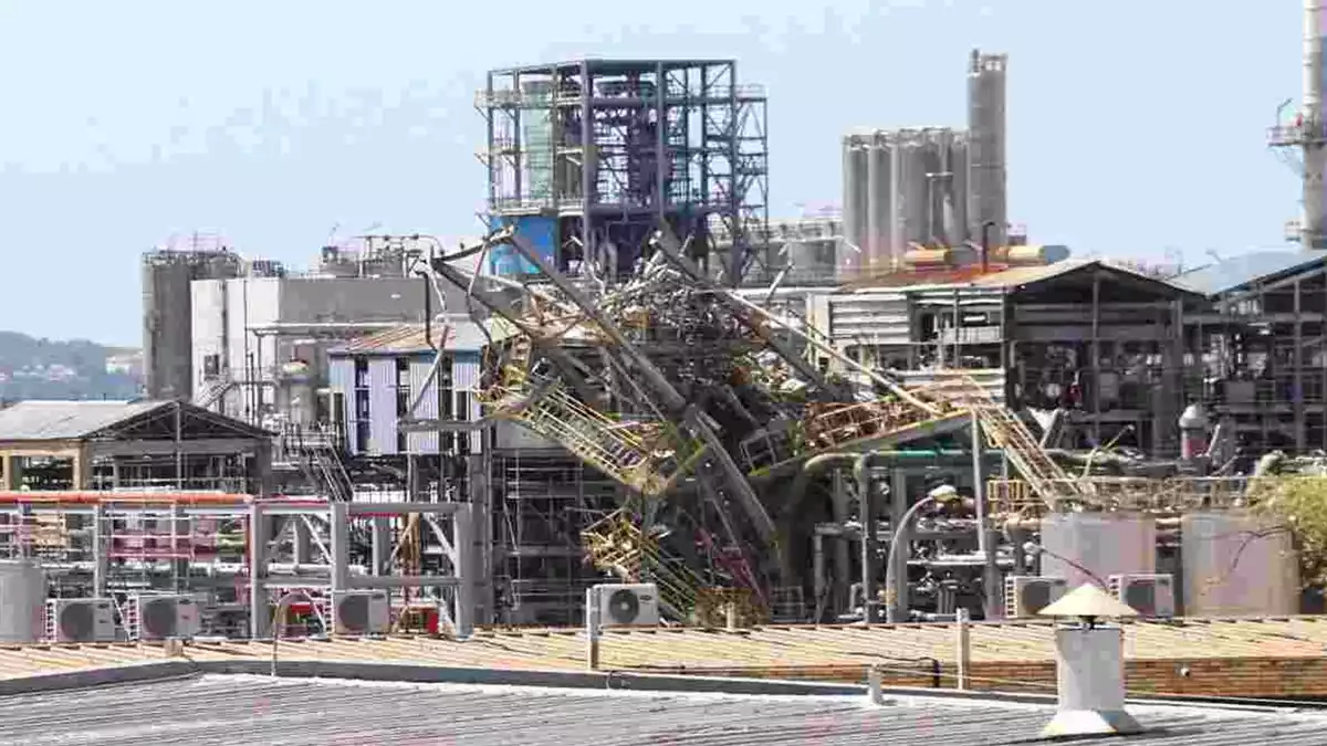 Pla general de la zona on va explotar un reactor a la planta de derivats d'òxid d'etilè a les instal·lacions de l'empresa IQOXE a La Canonja, sis mesos després del sinistre