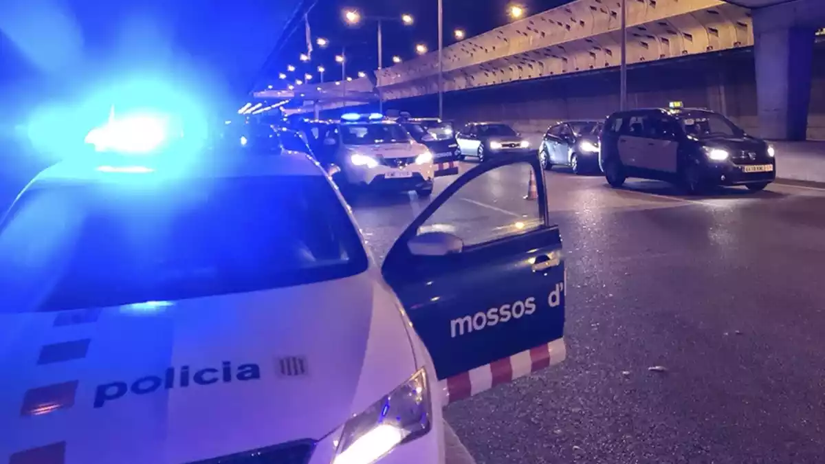 Control de Mossos a Barcelona en les primeres hores de confinament perimetral l'octubre de 2020
