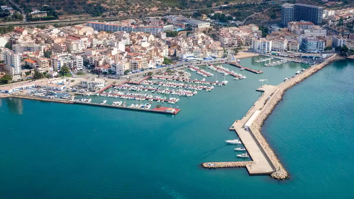 Pla general aeri del port de l'Ampolla.