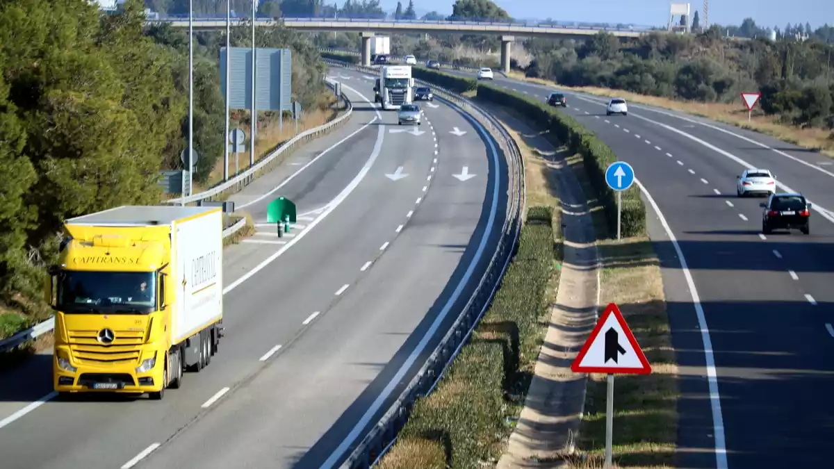 Vehicles circulant per l'AP-7, ja alliberada de peatges, al Baix Ebre