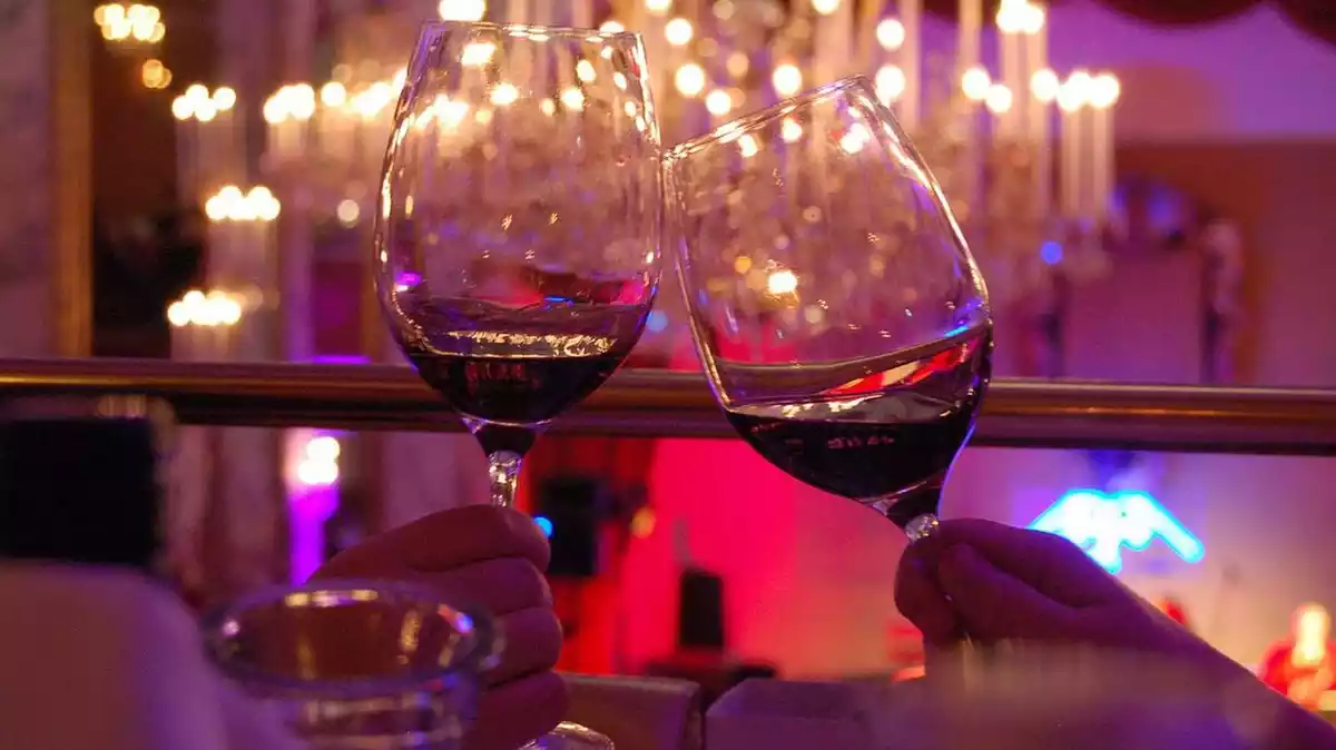 Imatge de dues copes de vi fent un brindis