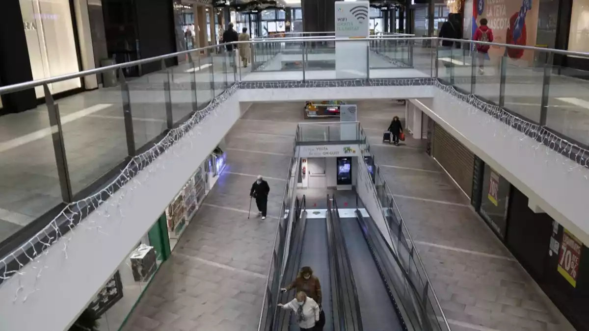 Pla general d'alguns pocs visitants al Centre Comercial La Fira de Reus, que confiaven que estaria obert en el primer tram de la desescalada