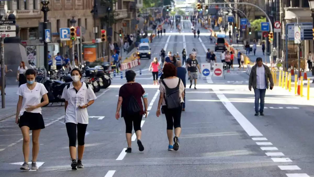 Pla general de la Via Laietana de Barcelona sense cotxes i amb persones fent un passeig, fent esport o passejant el gos