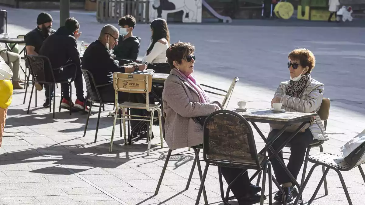 La gent torna a les terrasses el primer dia de desescalada a Tarragona