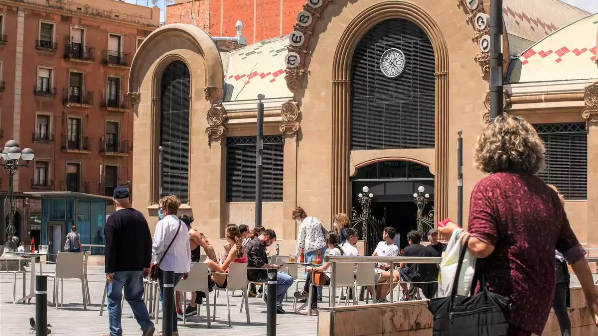 Imatge de gent asseguda a les terrasses de la plaça Corsini de Tarragona en el primer dia de la fase 1
