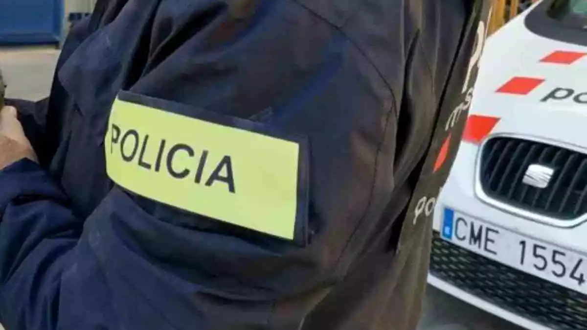 Un agent dels Mossos d'Esquadra agafant l'escultura dels Jocs Olímpics recuperada a Barcelona