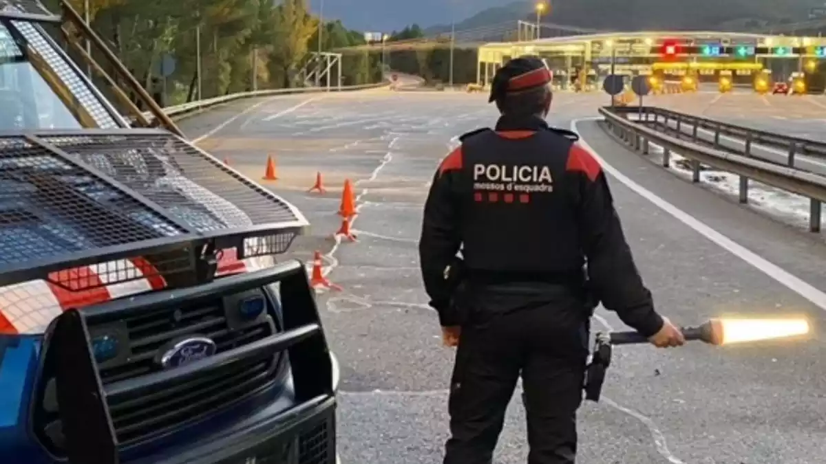 Un agent dels Mossos d'Esquadra durant un control a la sortida d'un peatge