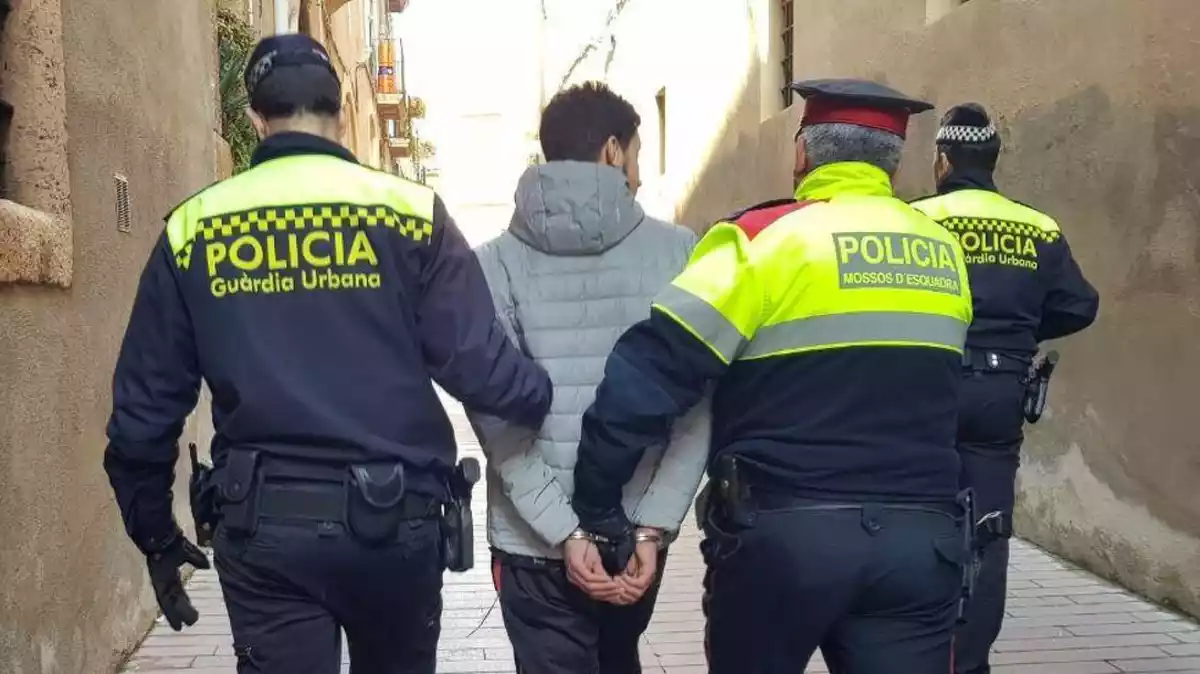 La Guàrdia Urbana de Tarragona i els Mossos d'Esquadra detenen una persona per tràfic de drogues a la Part Alta de Tarragona el 13 de febrer de 2020