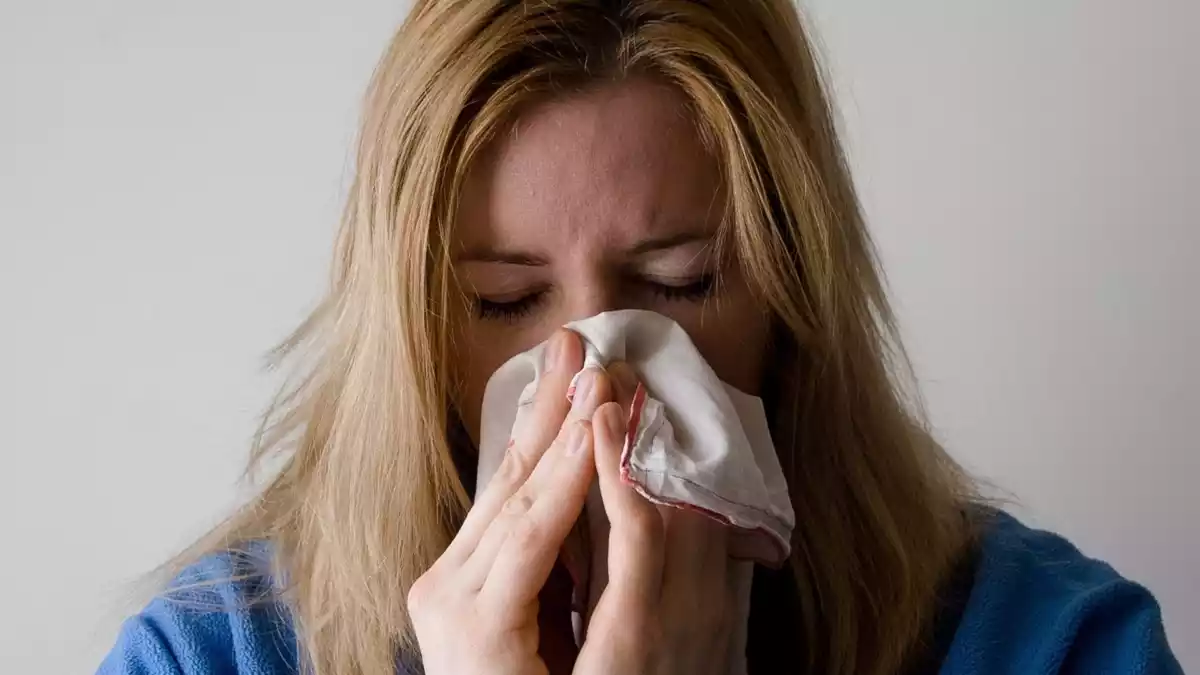 Una dona malalta amb la grip