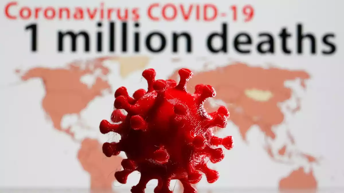 Una il·lustració en 3D del virus de la Covid-19 de color vermell amb la xifra de defuncions a tot el món