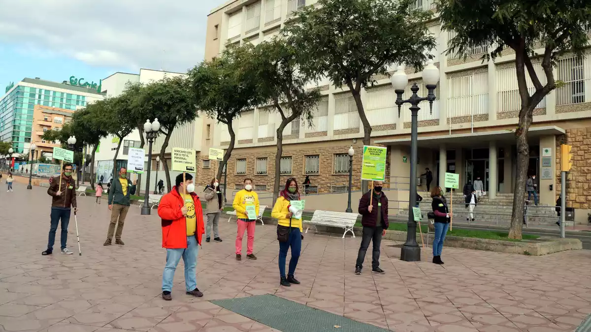 Manifestants convocats pel sindicat USTEC davant l'institut Vidal i Barraquer