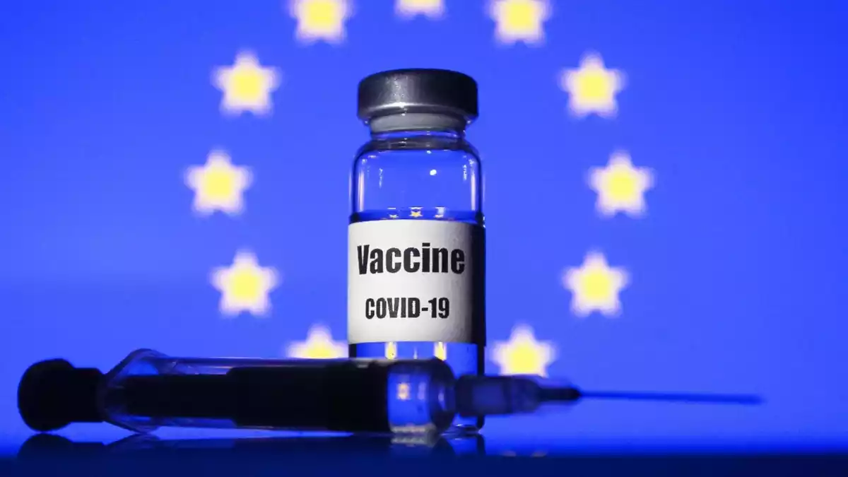 Imatge d'un vial de vacuna contra la Covid-19 amb una bandera d'Europa com a fons
