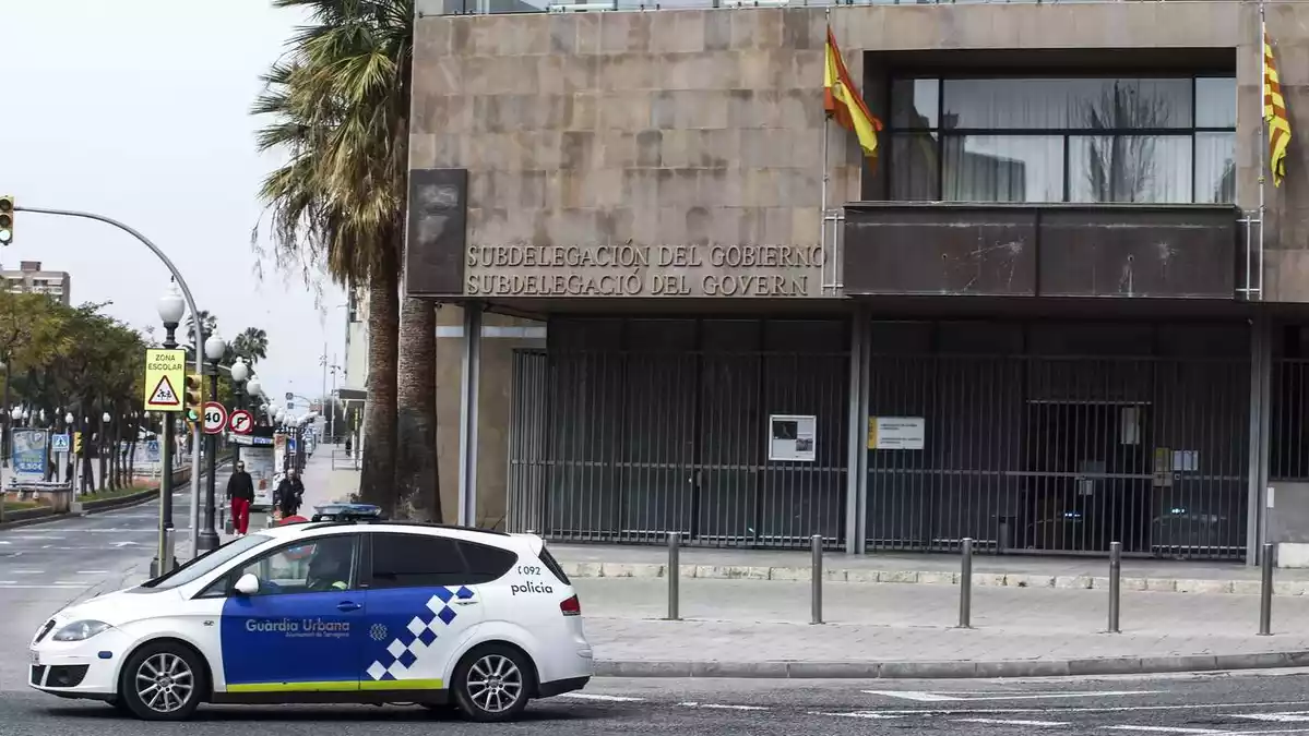 Un vehicle de la Guàrdia Urbana de Tarragona davant la subdelegació del govern