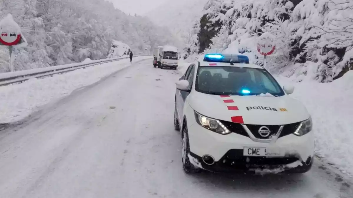 Imatge d'un cotxe dels Mossos d'Esquadra en plena nevada