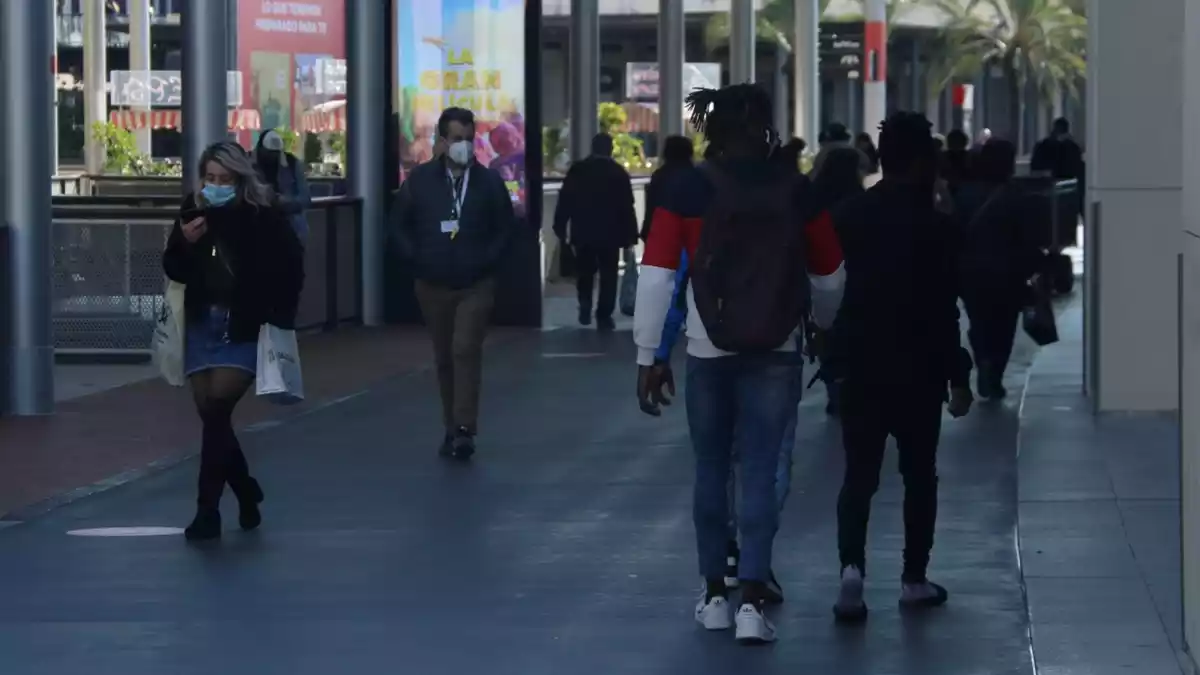 Diverses persones passejant pel centre comercial La Maquinista el 21 de desembre de 2020