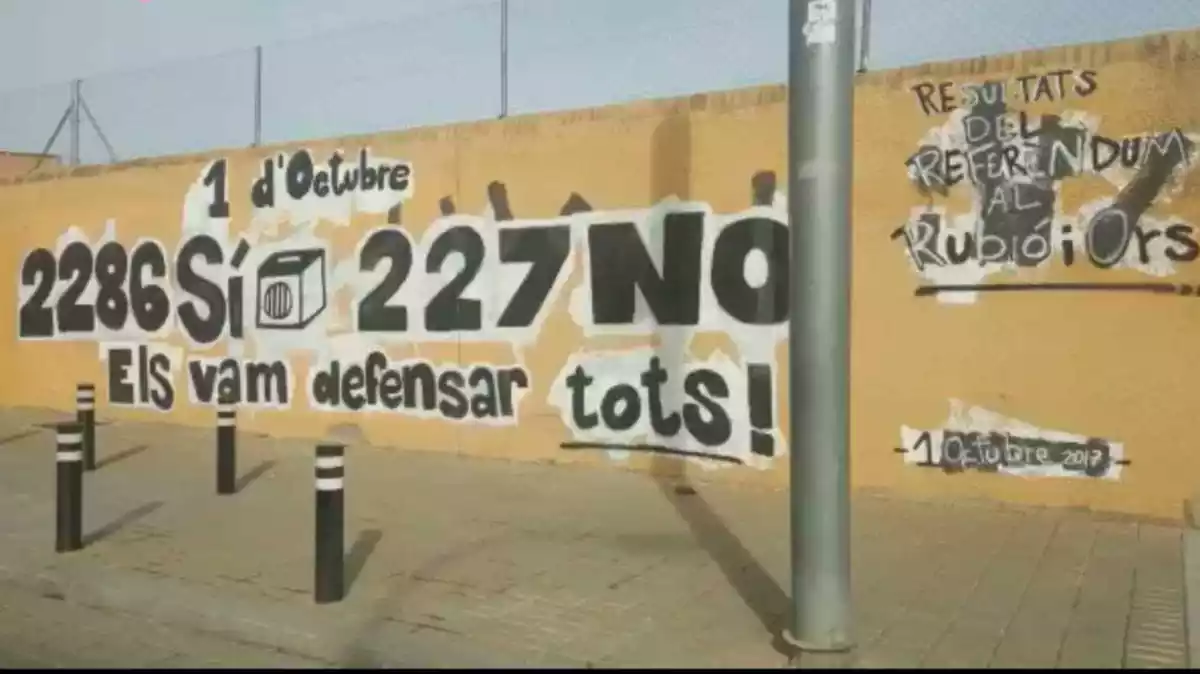 Mural ubicat a prop de la plaça d'Abat Oliva de Reus amb els resultats del referèndum de l'1 d'Octubre del 2017