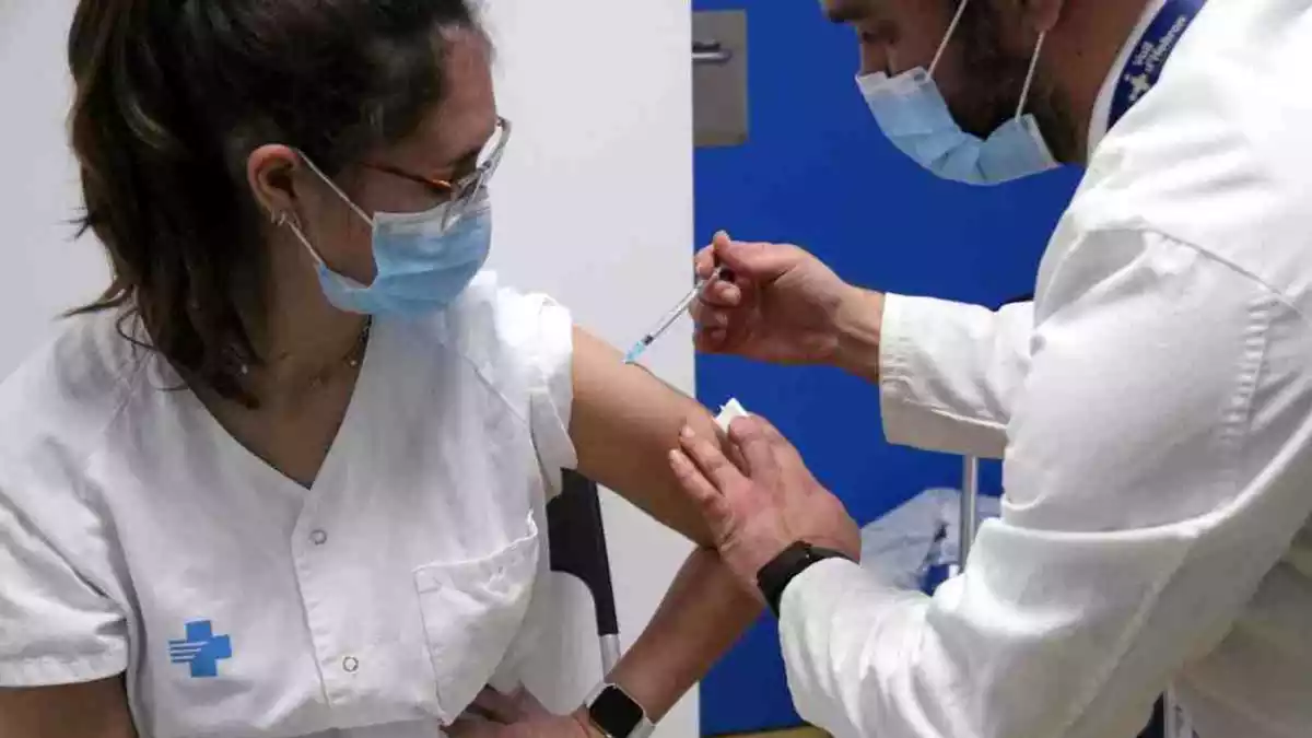 Una sanitària rep la vacuna a l'Hospital de la Vall d'Hebron de Barcelona el dia de Reis