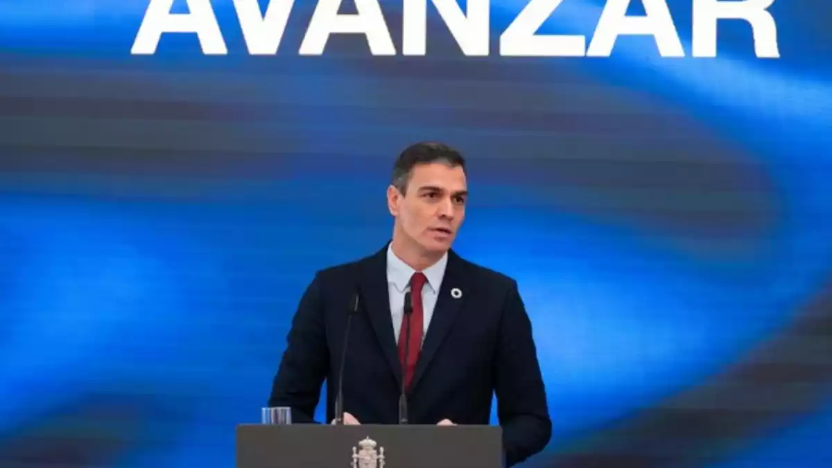 El president del govern espanyol, Pedro Sánchez, amb el lema 'Avanzar' darrere
