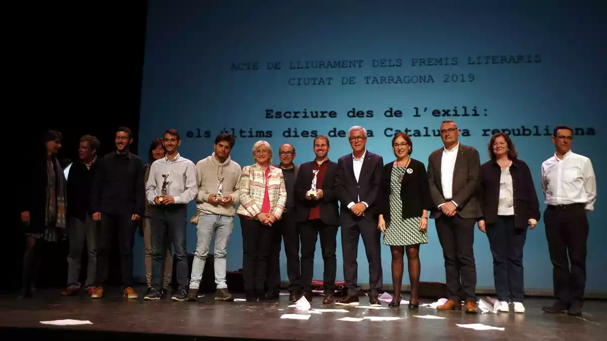 Pla general de l'escenari del Teatre Metropol amb els tres guardonats als Premis Literaris Ciutat de Tarragona 2019
