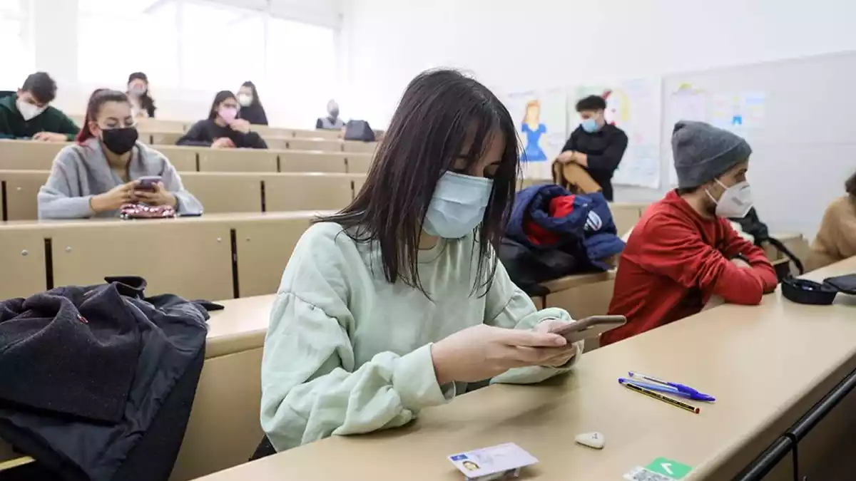 Pla obert de diversos estudiants de la URV, a punt per fer un examen