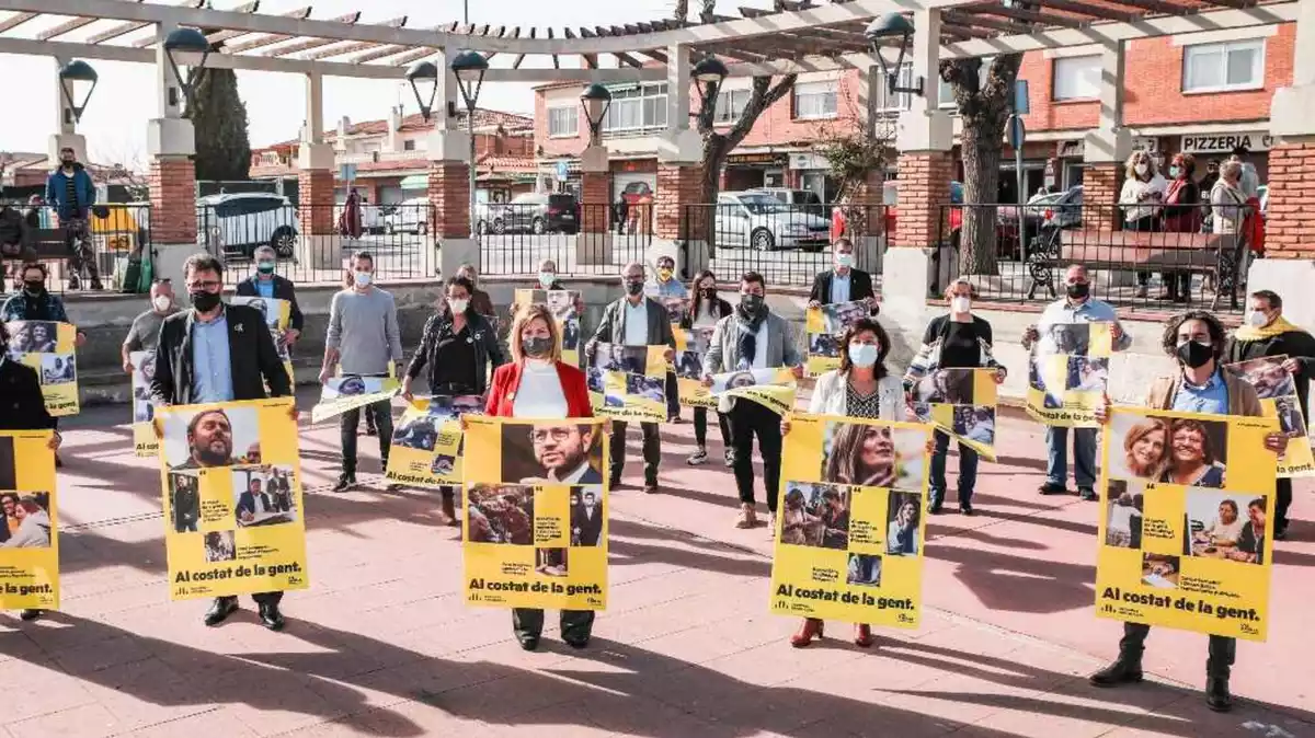 Pla general dels membres de la llista d'ERC per a la demarcació de Tarragona, mostrant el cartell amb el lema de la campanya 'A costat de la gent'.