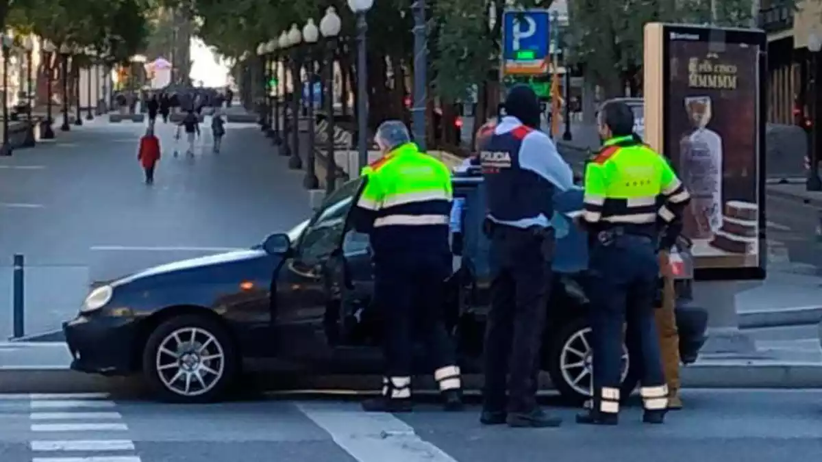 Imatge dels Mossos aturant el vehicle del lladre, a la plaça Imperial Tarraco