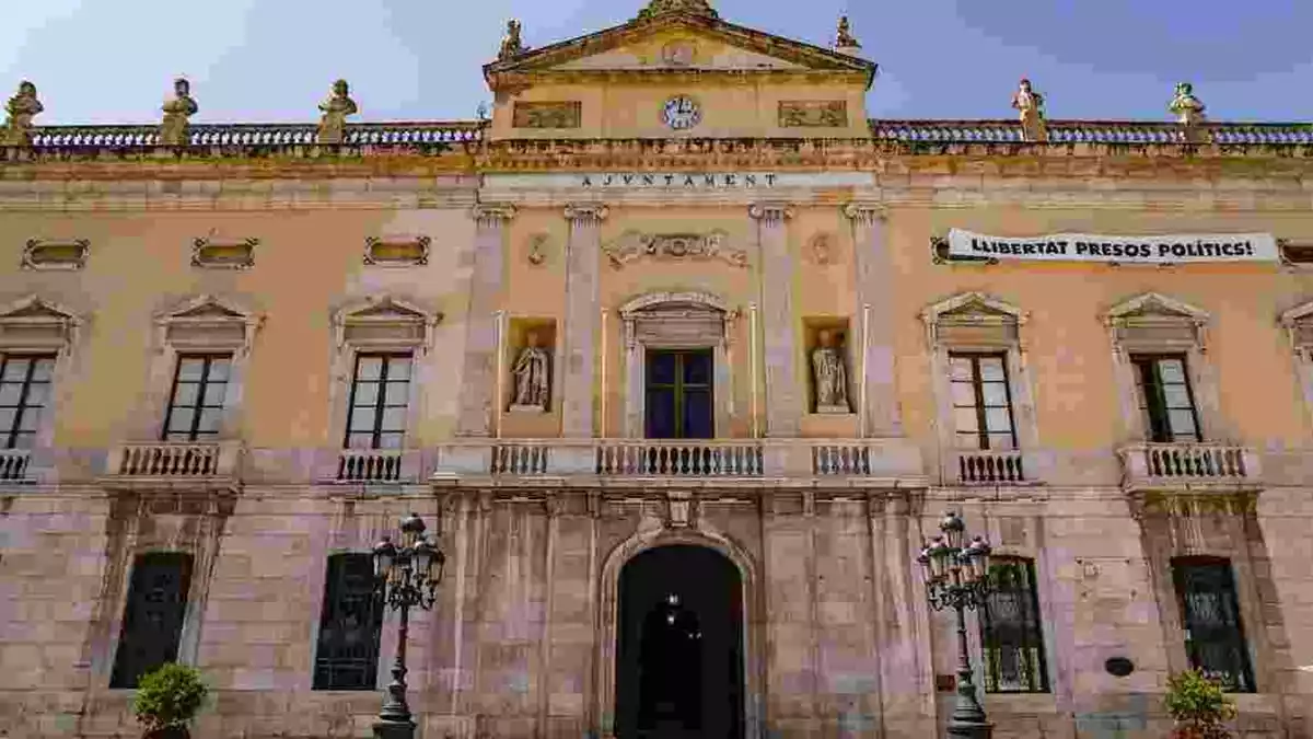 Façana de l'Ajuntament de Tarragona, a la plaça de la Font