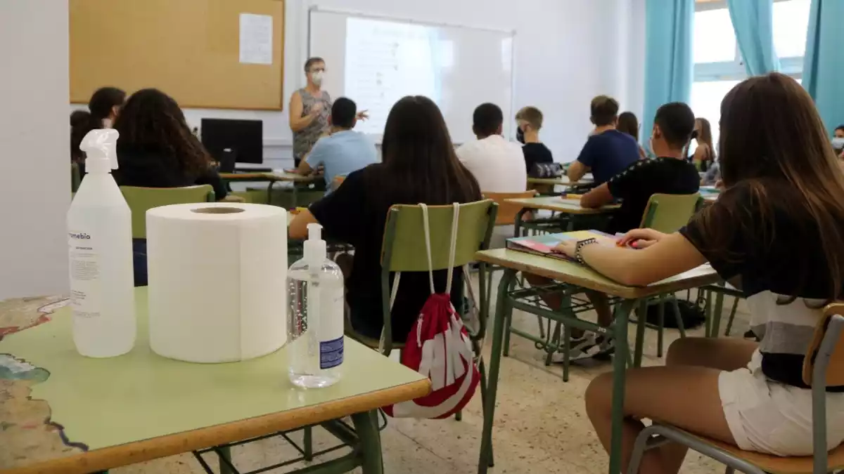 Gel hidroalcohòlic i un rotlle de paper a l'entrada d'una aula de 4t d'ESO de l'Institut Antoni de Martí i Franquès de Tarragona