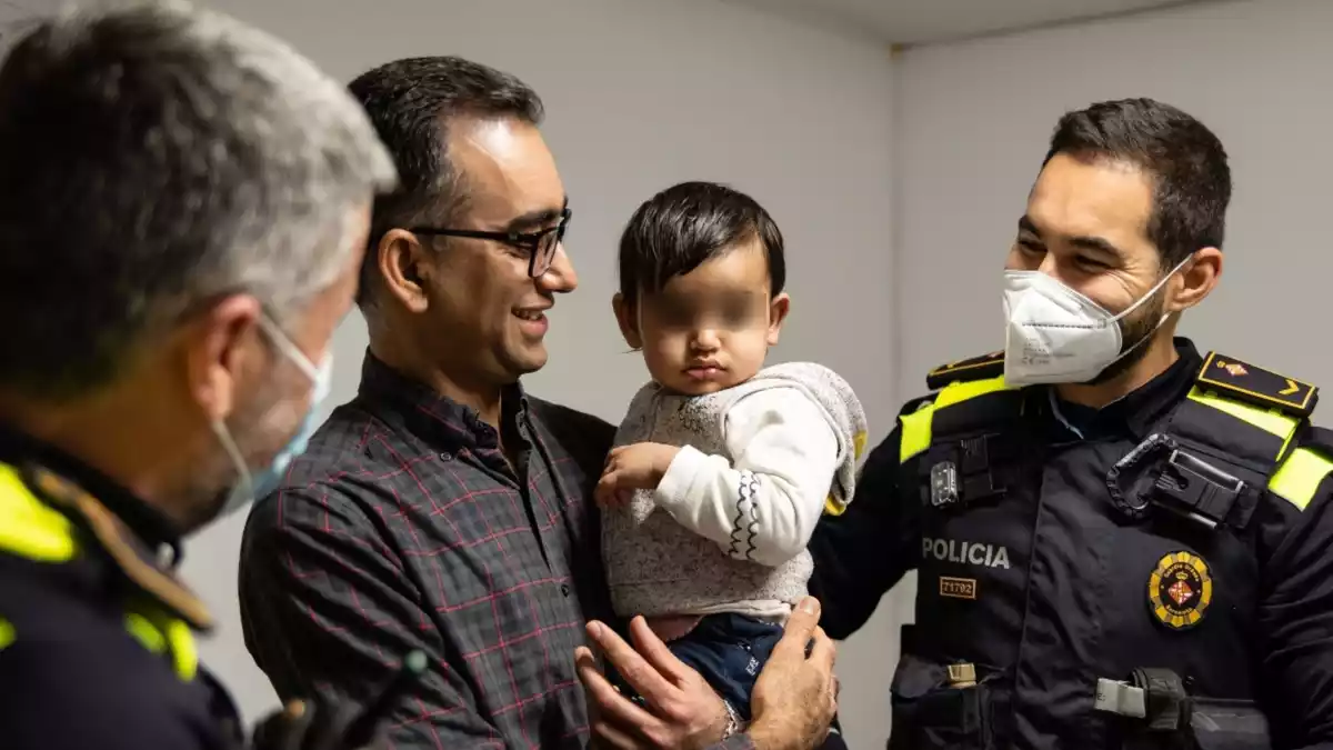 Els dos agents de la Guàrdia Urbana de Barcelona, amb el nadó Adrià i el seu pare