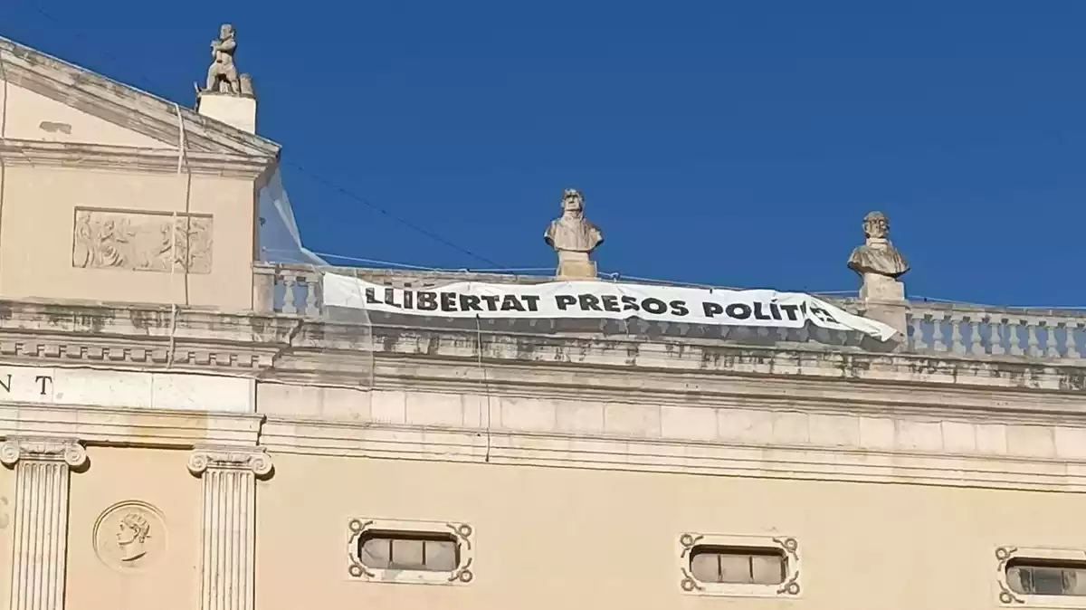 Imatge de la pancarta a la façana de l'Ajuntament de Tarragona