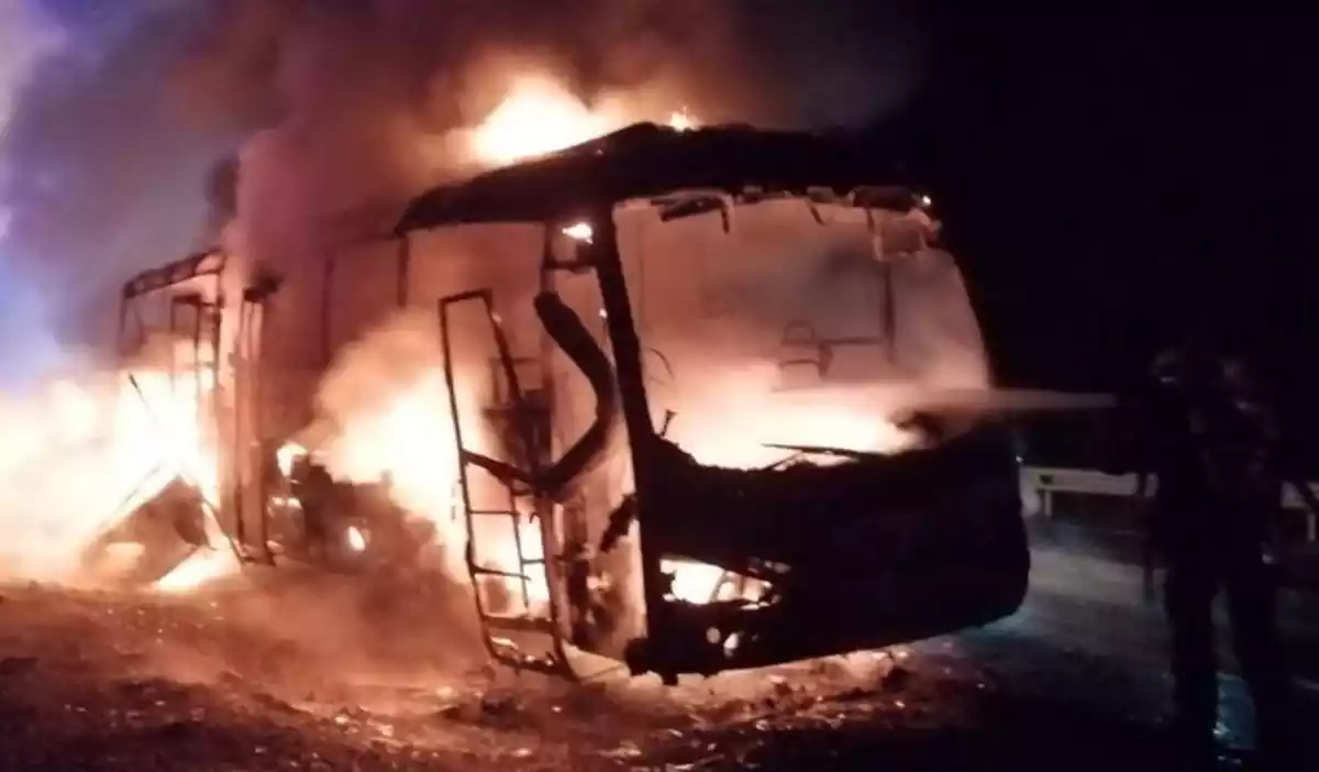 Bus incendiat.