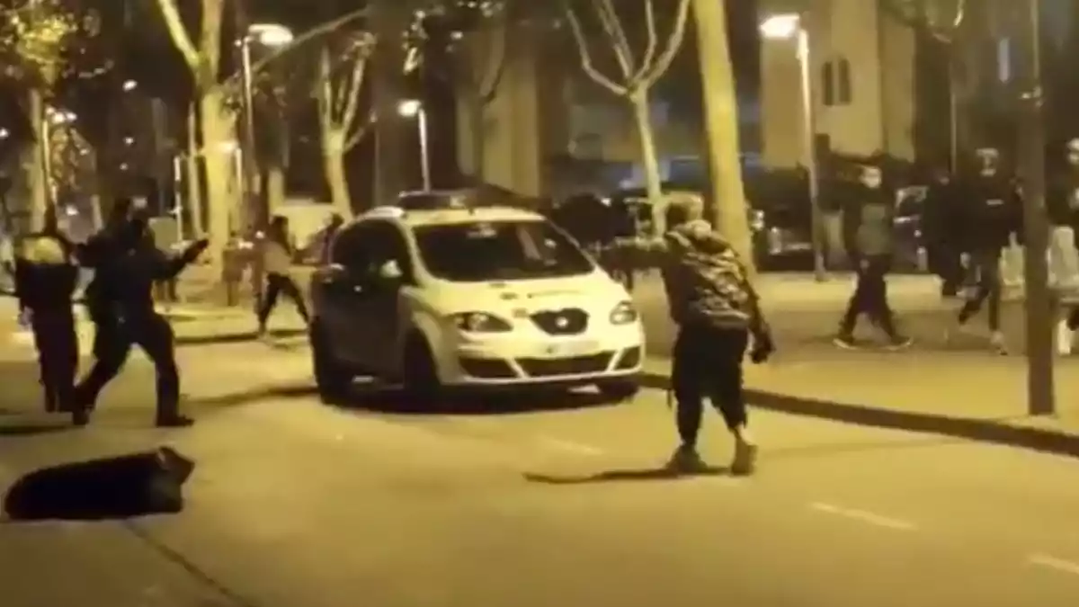 Imatge dels disturbis a Pallejà, on un grup de joves han insultat i llençat objectes contra agents dels Mossos d'Esquadra