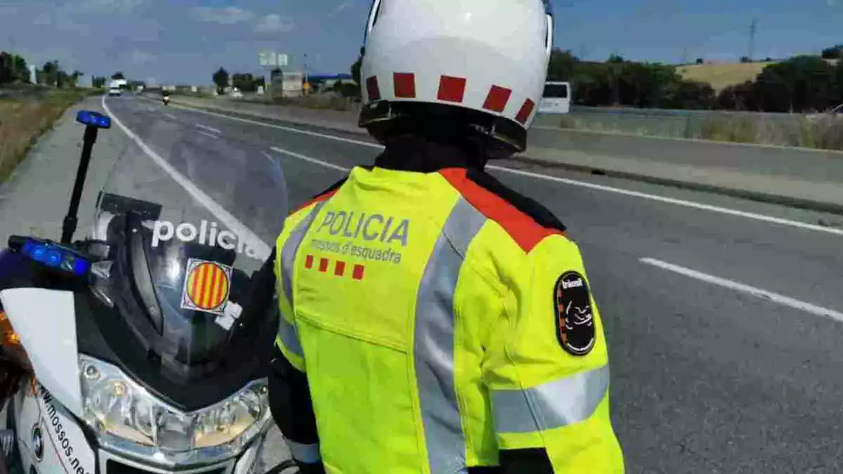 Imatge d'un agent dels Mossos d'Esquadra amb la seva motocicleta en un control de trànsit