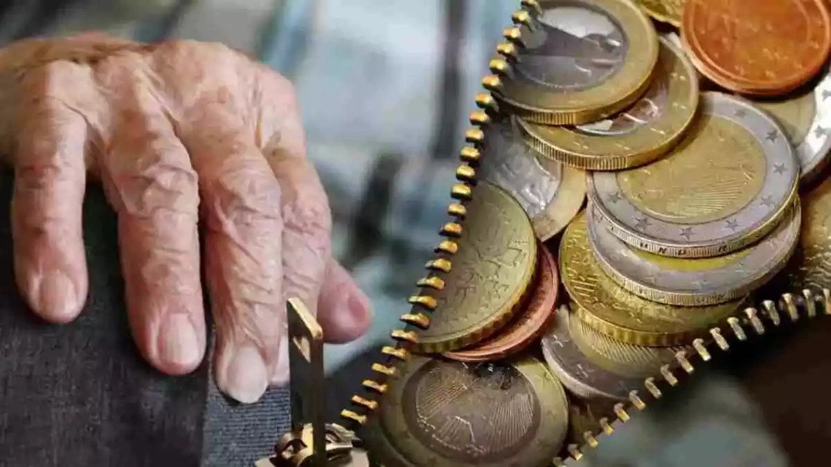 Imatge d'una mà d'una persona gran i diverses monedes d'euro