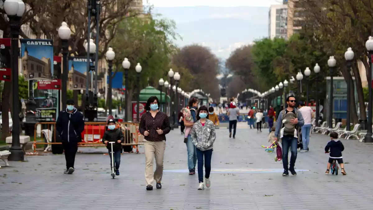 Pla general d'infants, acompanyats amb els seus pares, en el primer dia desconfinament a la Rambla Nova de Tarragona