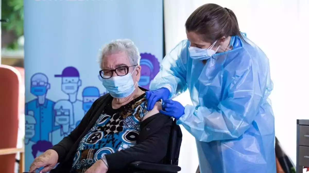 Josefa Pérez, de 89 anys, és la primera persona vacunada contra el coronavirus a Catalunya