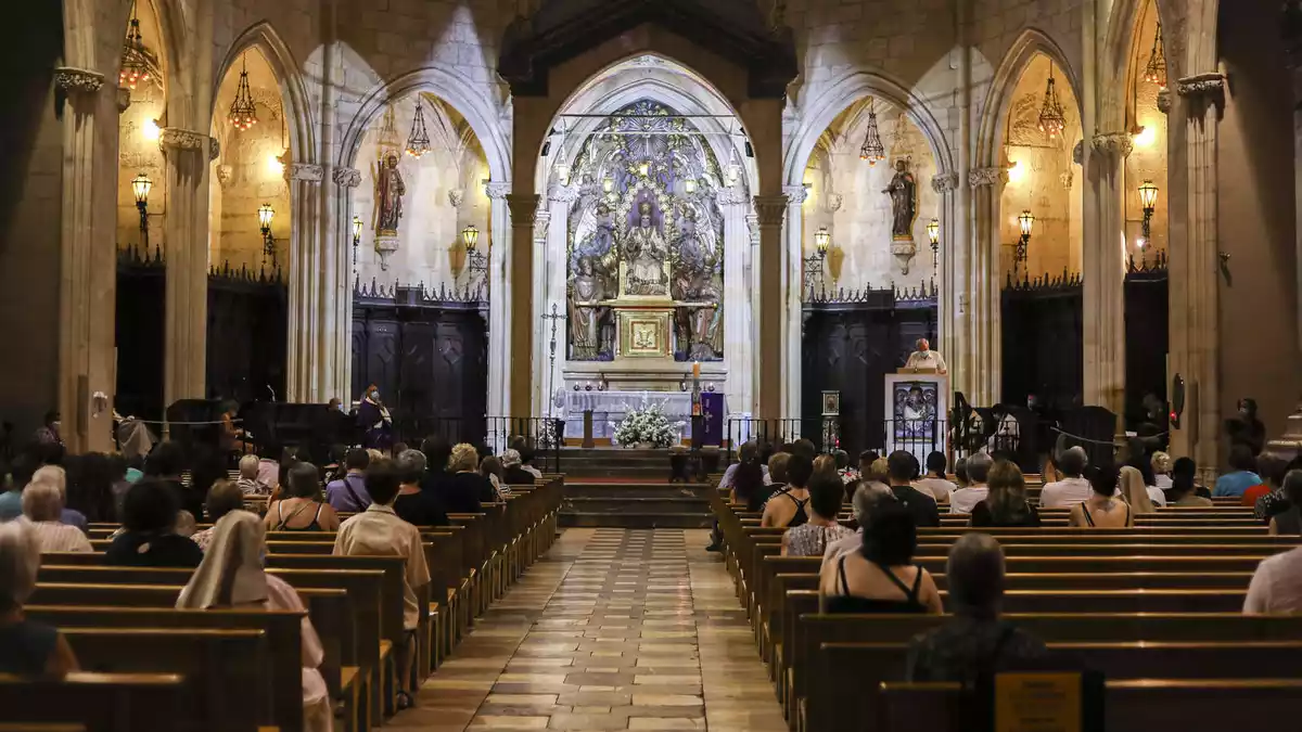 La cerimònia a l'església Prioral de Sant Pere de Reus en memòria dels difunts de la covid-19