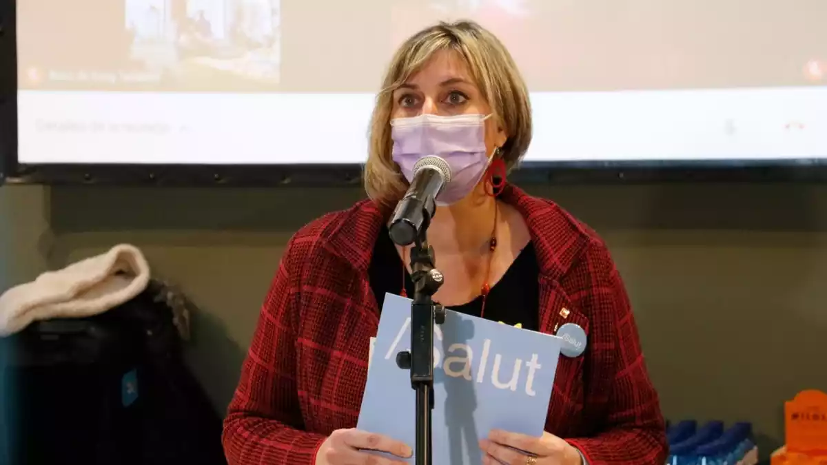La consellera Alba Vergés amb una carpeta de Salut a les mans parlant al micròfon