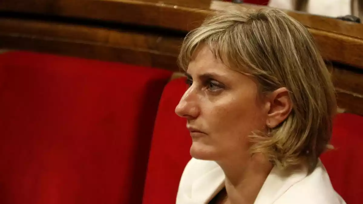 La consellera de Salut, Alba Vergés, molt seriosa, al Parlament de Catalunya