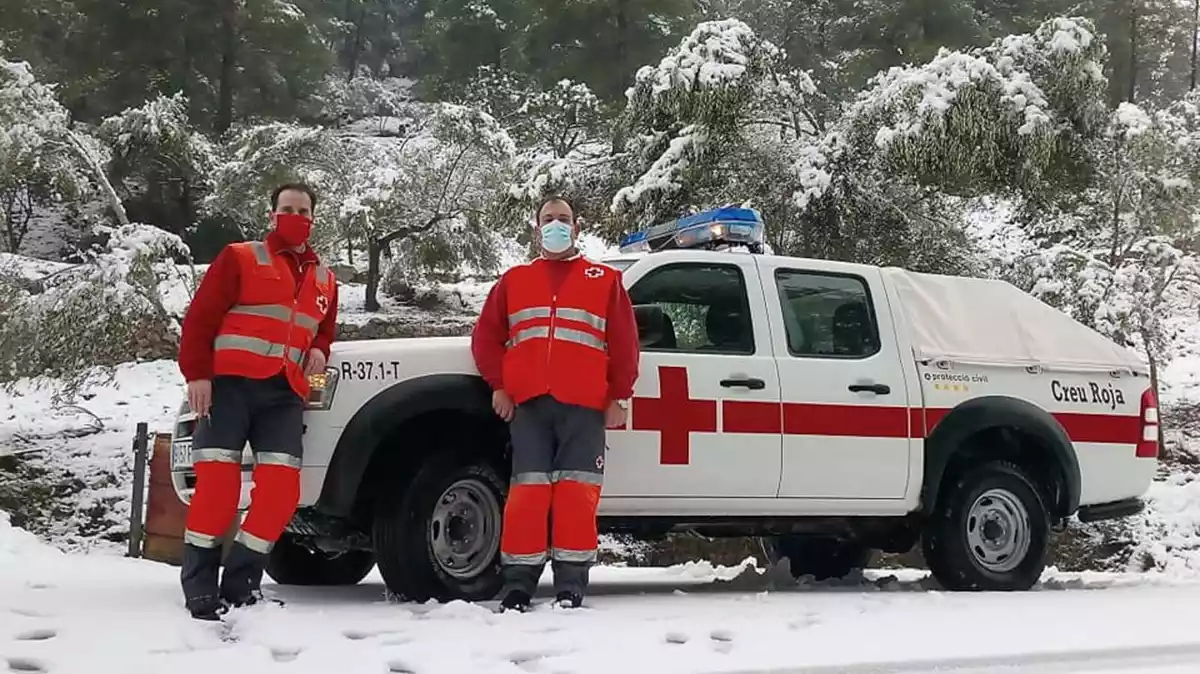 Dos tècnics de Creu Roja traslladen una persona a l'Hospital de Móra d'Ebre durant el temporal